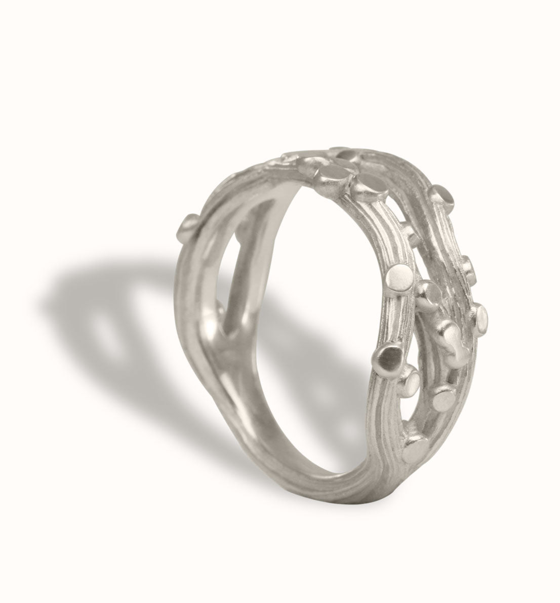 Une bague en argent massif inspirée des graines d'oseille sauvage, un bijou unique et végétal, les bijoux Histoire Botanique sont fabriqués par un artisan créateur français.