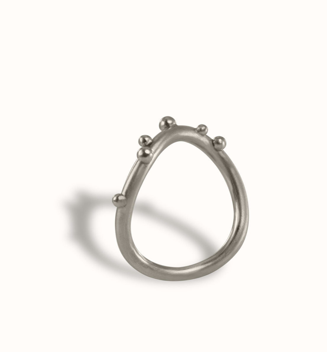 Une bague fine en argent massif constellée de perles d'argent. Un anneau comme une tige végétale et ses boutons de fleur. Une pièce unique, les bijoux Histoire Botanique sont fabriqués par un artisan créateur français.