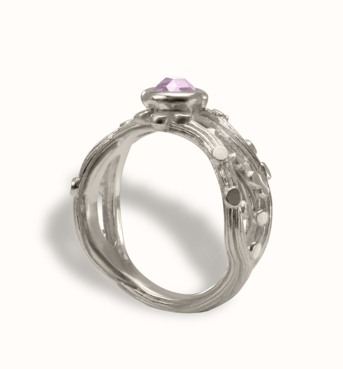 Une bague de créateur en argent massif sertie d’une pierre rose ou violette, un bijou unique et végétal inspiré des graines d'oseille sauvage, les bijoux Histoire Botanique sont fabriqués par un artisan français.