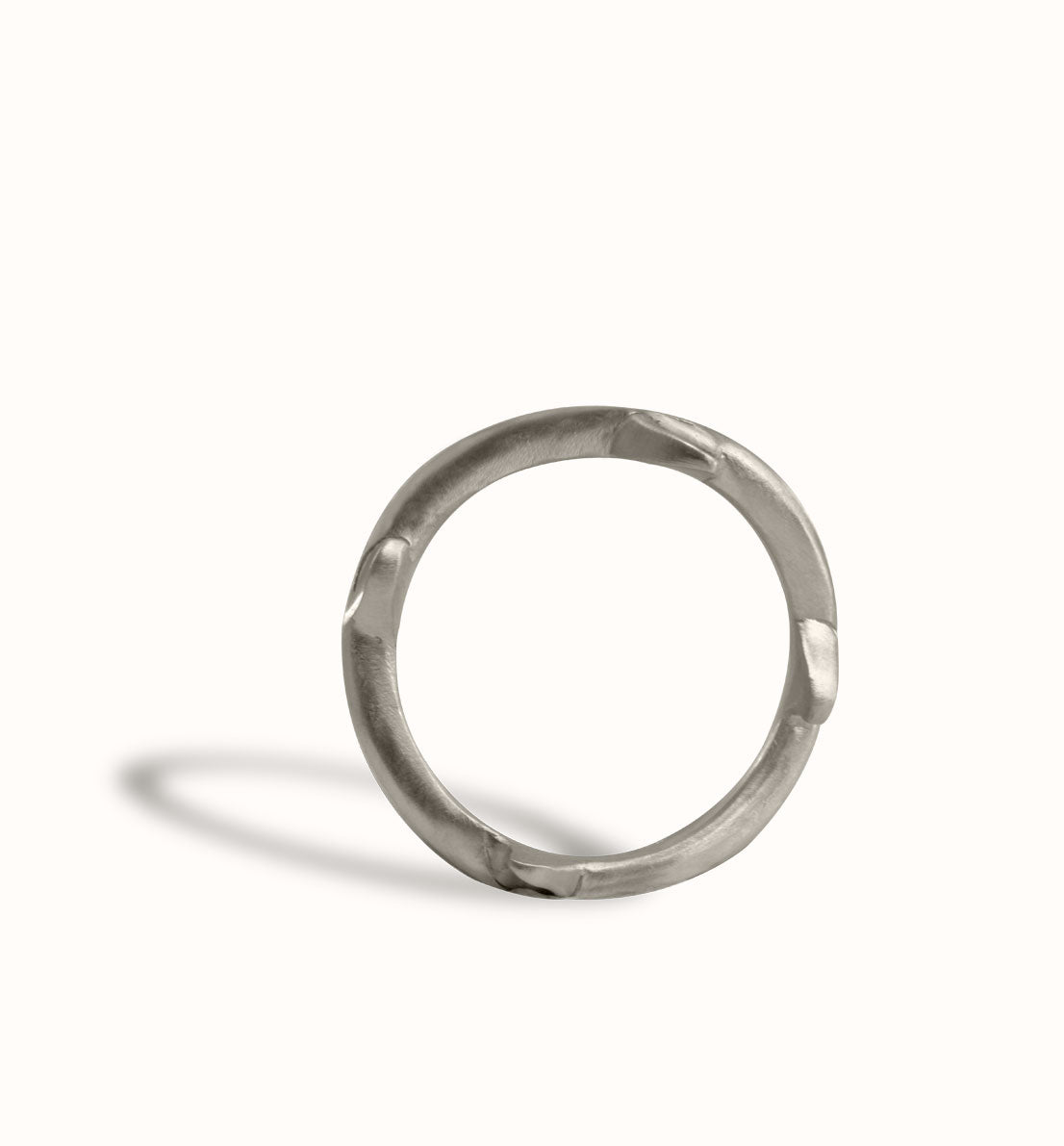 Une bague de créateur en argent massif. Un bijou unique inspiré du végétal, une ronce forme un anneau. Les bijoux Histoire Botanique sont fabriqués par un artisan français.