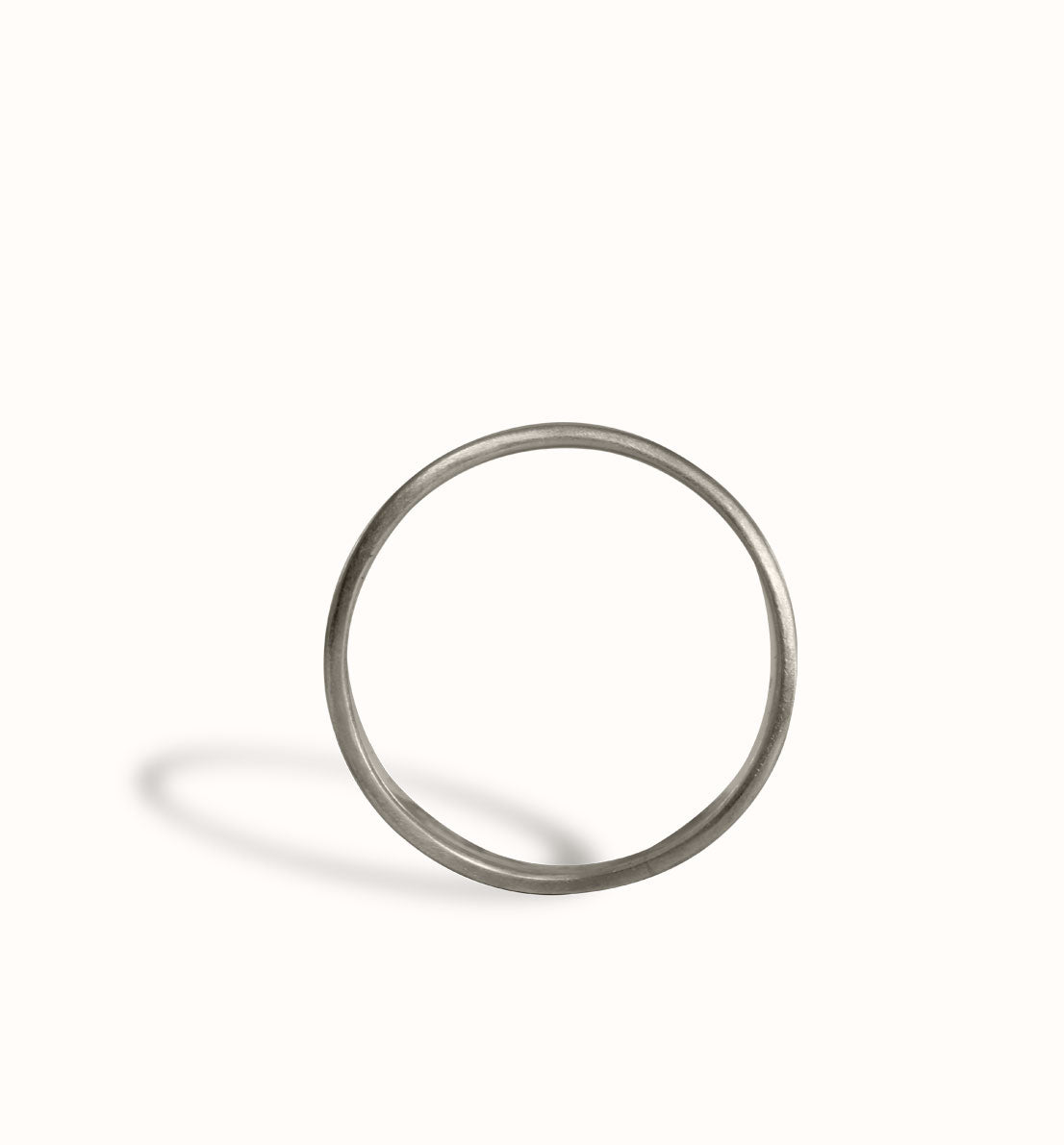 Une bague de créateur en argent massif, un bijou unique et végétal inspiré de la courbe d’une herbe, de ses nervures. Les bijoux Histoire Botanique sont fabriqués par un artisan français.