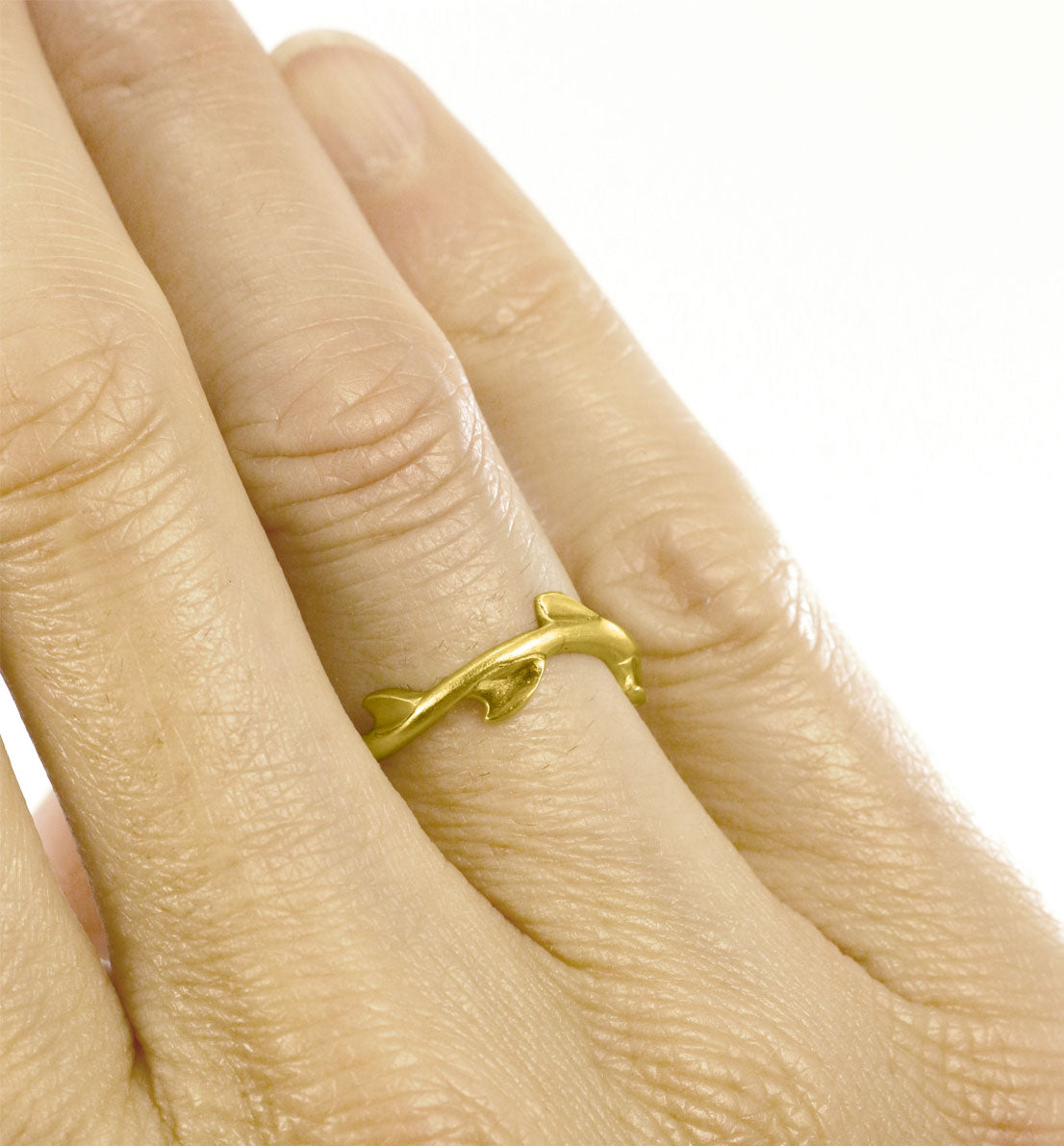 Une bague de créateur en bronze. Un bijou unique inspiré du végétal, une ronce forme un anneau. Les bijoux Histoire Botanique sont fabriqués par un artisan français.