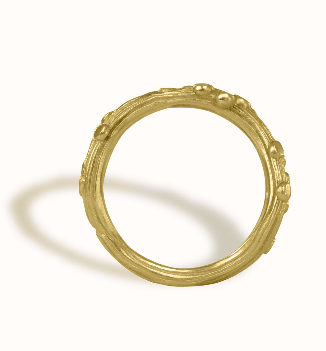 Une bague en bronze inspirée des graines d'oseille sauvage, un bijou unique et végétal, les bijoux Histoire Botanique sont fabriqués par un artisan créateur français.