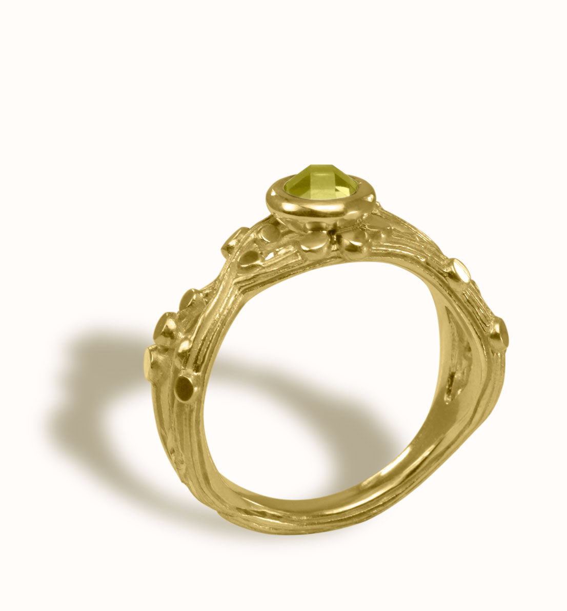 Une bague de créateur en bronze sertie d’une pierre verte, un bijou unique et végétal inspiré des graines d'oseille sauvage, les bijoux Histoire Botanique sont fabriqués par un artisan français.