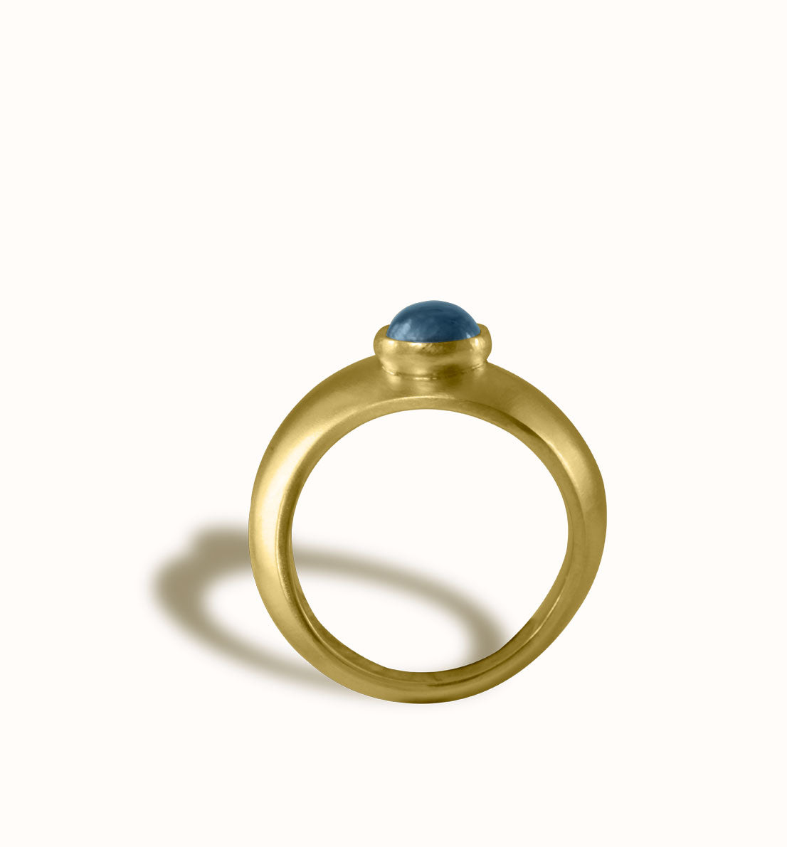 Une bague en bronze et pierre bleu, rose ou violette. Un bijou unique de créateur inspiré du symbole de l’infini. Les bijoux Histoire Botanique sont fabriqués par un artisan français.