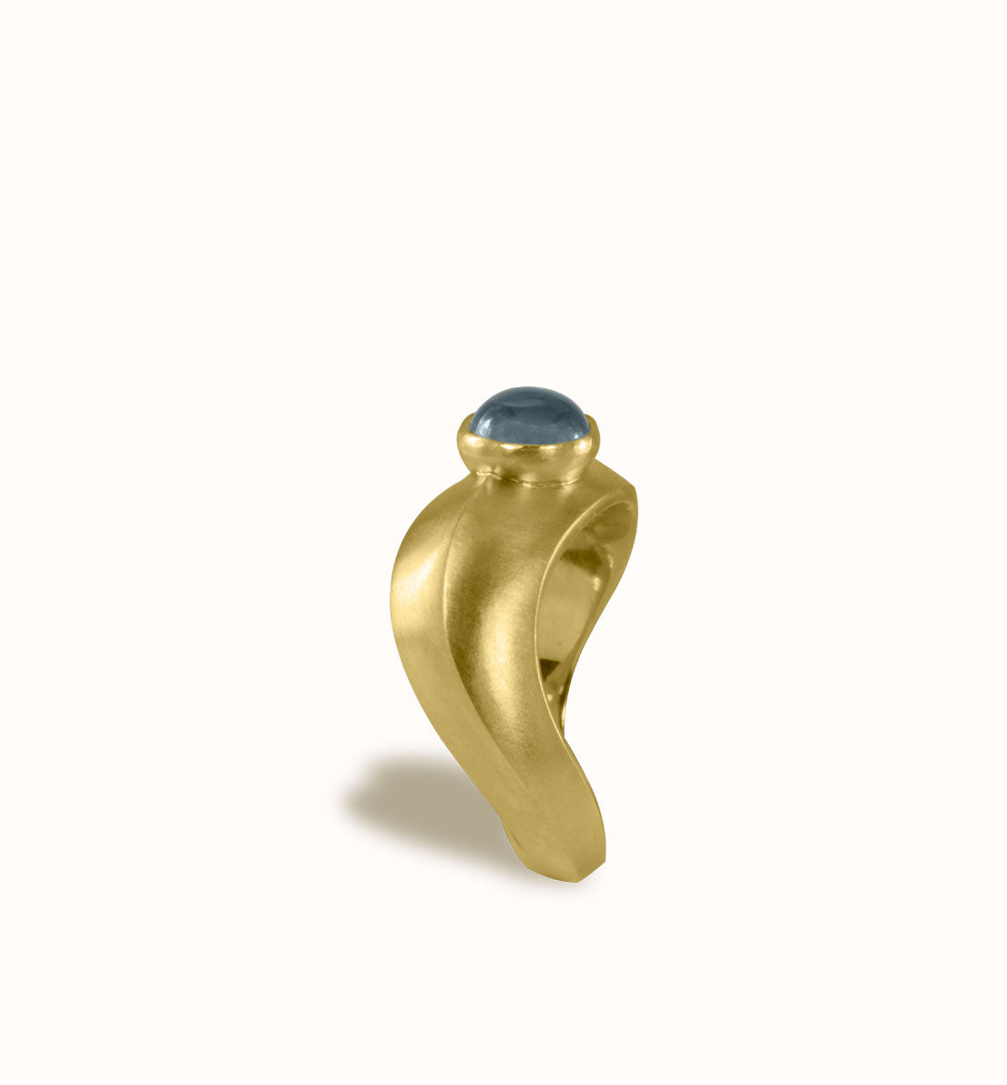 Une bague en bronze et pierre bleu, rose ou violette. Un bijou unique de créateur inspiré du symbole de l’infini. Les bijoux Histoire Botanique sont fabriqués par un artisan français.