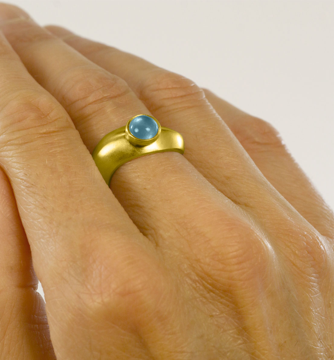 Une bague en bronze et pierre bleu, rose ou violette. Un bijou unique de créateur inspiré du symbole de l’infini. Les bijoux Histoire Botanique sont fabriqués par un artisan français.