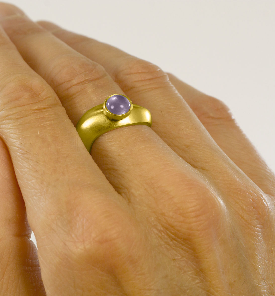 Une bague en bronze et pierre bleu, rose ou violette. Un bijou unique de créateur inspiré du symbole de l’infini. Les bijoux Histoire Botanique sont fabriqués par un artisan français.