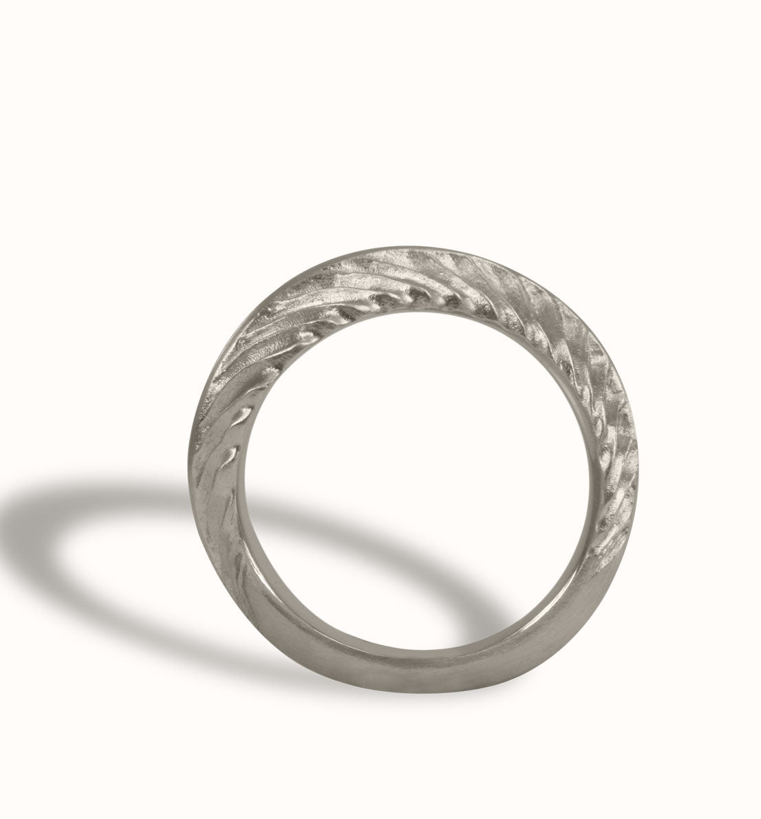 Une bague de créateur en argent massif, un bijou unique et végétal inspiré des nervures d’une feuille. Les bijoux Histoire Botanique sont fabriqués par un artisan français.