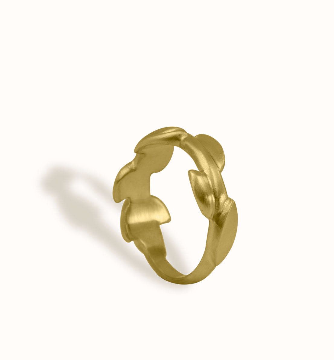 Une bague de créateur en bronze, un bijou unique, une frise végétale inspirée des feuilles de globulaire. Les bijoux Histoire Botanique sont fabriqués par un artisan français.
