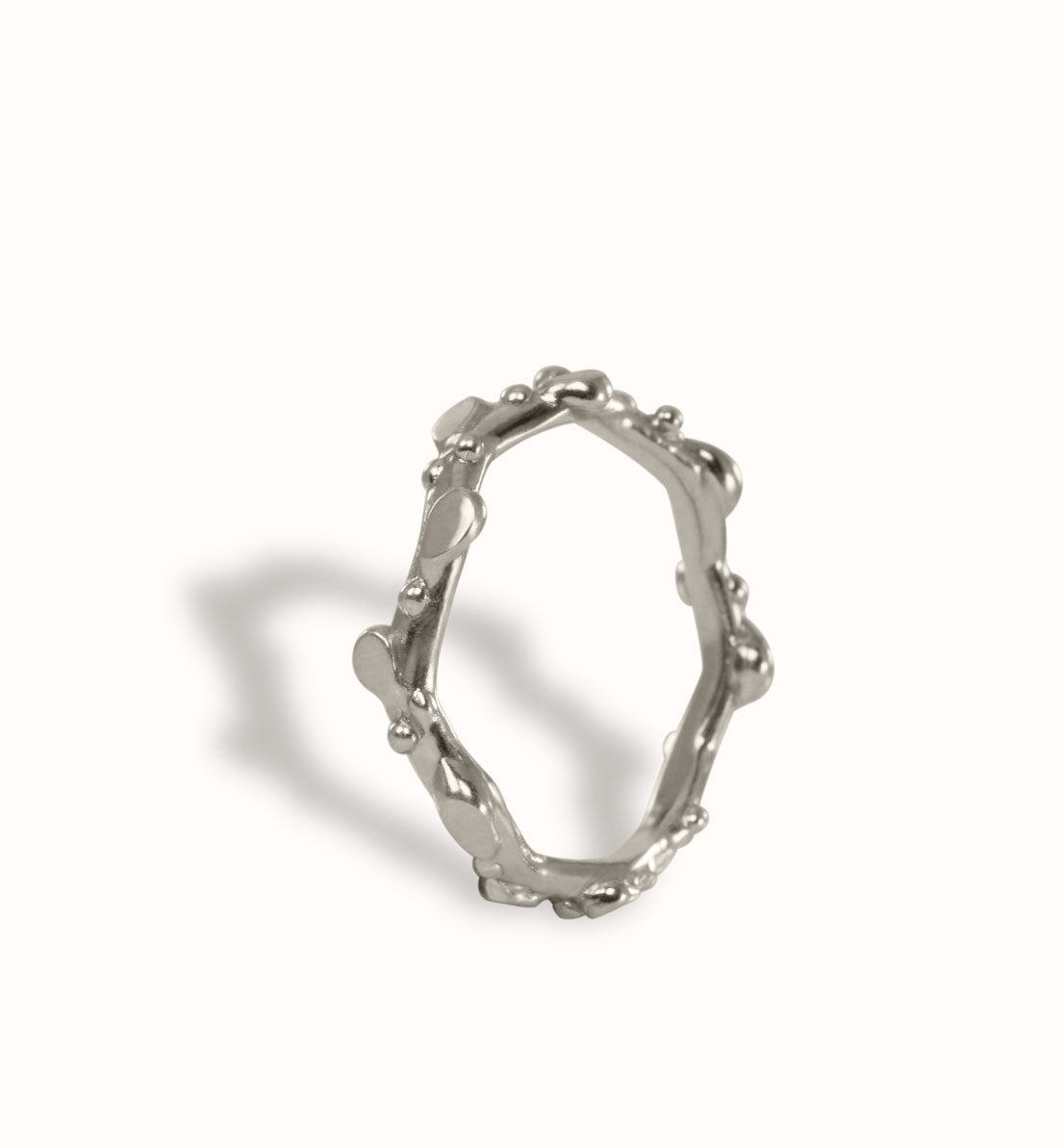 Une bague fine en argent massif. Un anneau et des feuilles comme une tige végétale. Une pièce unique, les bijoux Histoire Botanique sont fabriqués par un artisan créateur français.