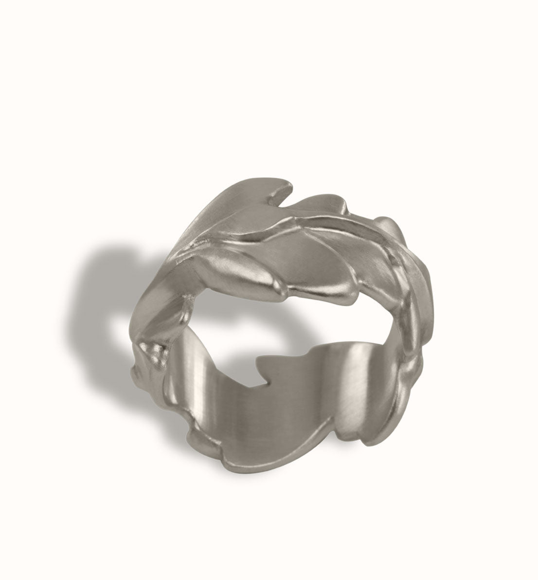 Une bague large en argent massif, un bijou unique de créateur, une frise végétale inspirée des feuilles de globulaire. Les bijoux Histoire Botanique sont fabriqués par un artisan français.