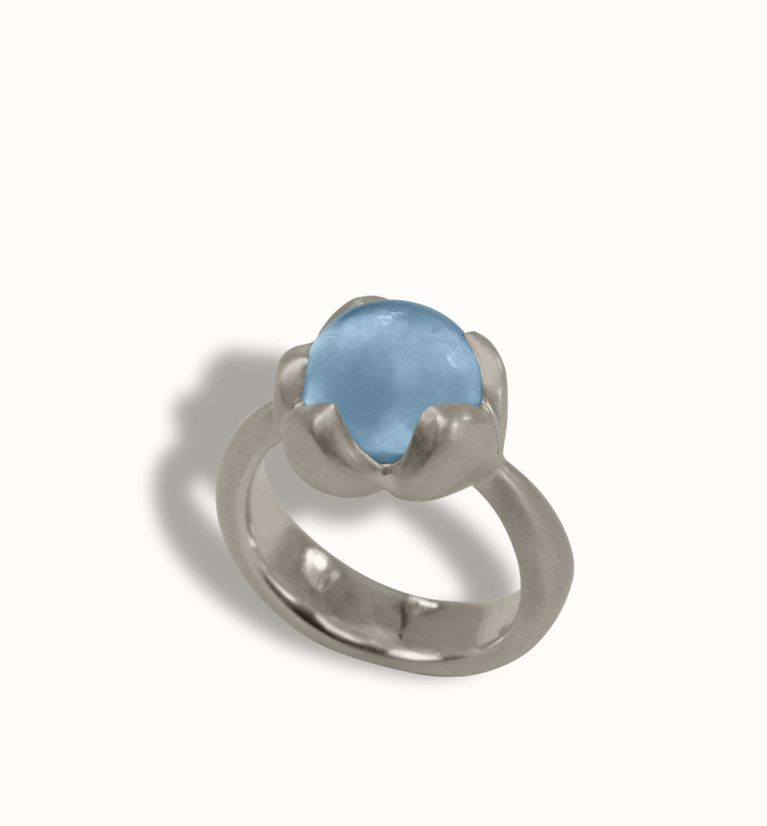 Une bague de créateur en argent massif et pierre bleu, rose ou violette. Un bijou unique inspiré d’un bouton de fleur de lotus. Les bijoux Histoire Botanique sont fabriqués par un artisan français.