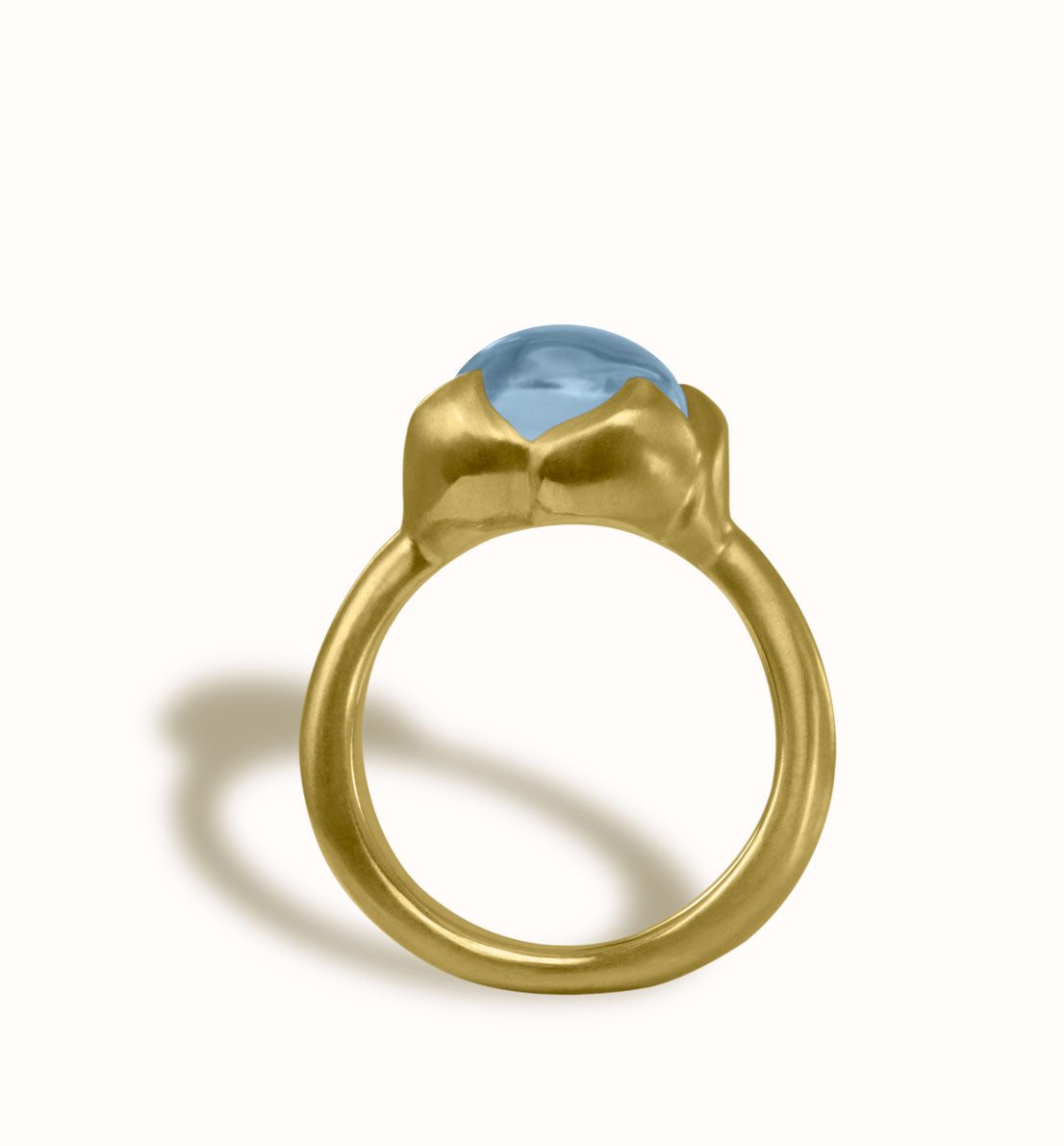 Une bague de créateur en bronze et pierre bleue, rose ou violette. Un bijou unique inspiré d’un bouton de fleur de lotus. Les bijoux Histoire Botanique sont fabriqués par un artisan français.
