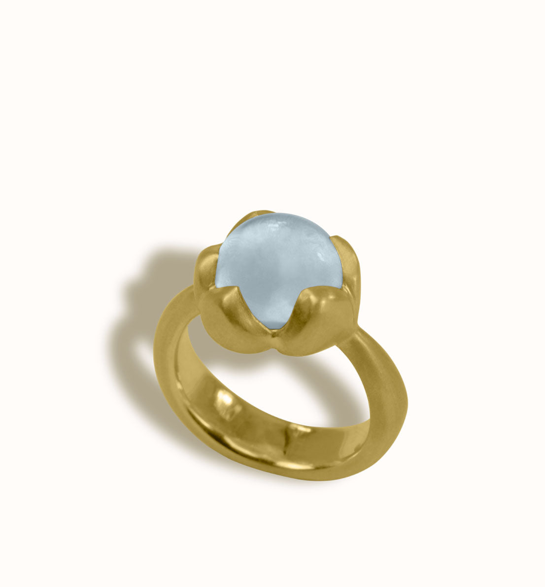 Une bague de créateur en bronze et pierre bleue, rose ou violette. Un bijou unique inspiré d’un bouton de fleur de lotus. Les bijoux Histoire Botanique sont fabriqués par un artisan français.