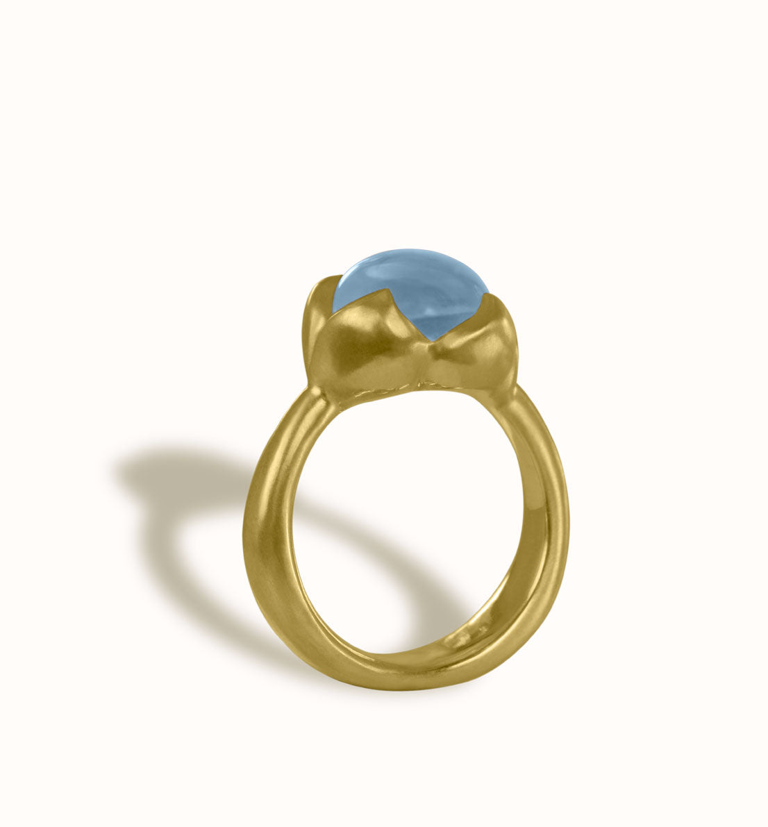 Une bague de créateur en bronze et pierre bleue, rose ou violette. Un bijou unique inspiré d’un bouton de fleur de lotus. Les bijoux Histoire Botanique sont fabriqués par un artisan français.