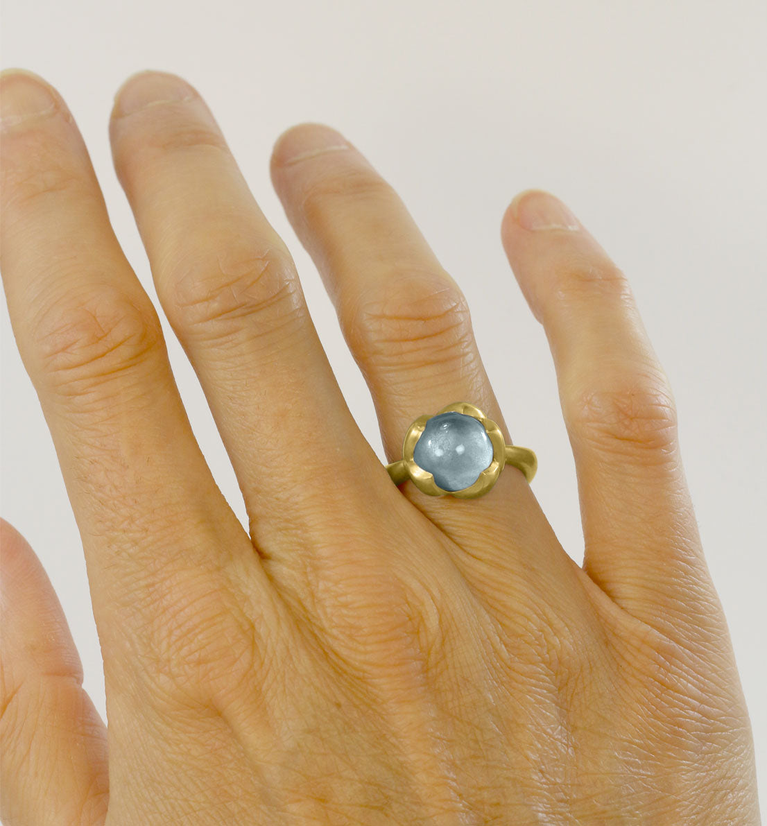 Une bague de créateur en bronze et pierre bleue, rose ou violette. Un bijou unique inspiré d’un bouton de fleur de lotus. Les bijoux Histoire Botanique sont fabriqués par un artisan français.