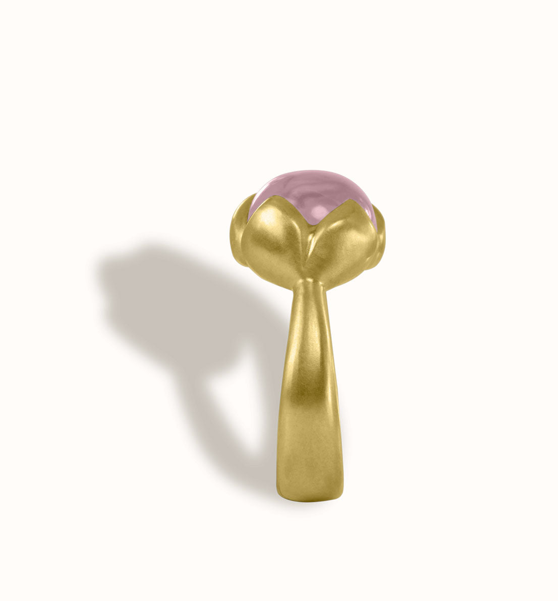 Une bague de créateur en bronze et pierre bleue, rose ou violette. Un bijou unique inspiré d’un bouton de fleur de lotus. Les bijoux Histoire Botanique sont fabriqués par un artisan français.