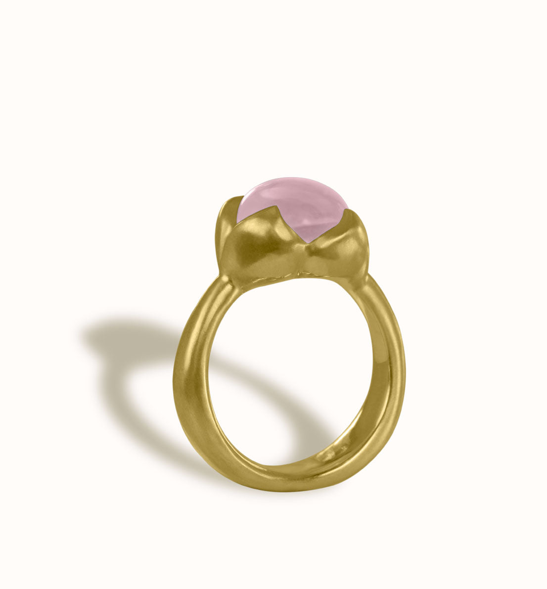 Une bague de créateur en bronze et pierre bleue, rose ou violette. Un bijou unique inspiré d’un bouton de fleur de lotus. Les bijoux Histoire Botanique sont fabriqués par un artisan français.