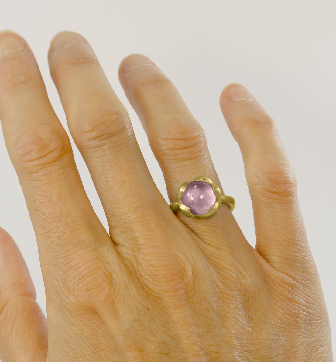 Une bague de créateur en bronze et pierre bleue, rose ou violette. Un bijou unique inspiré d’un bouton de fleur de lotus. Les bijoux Histoire Botanique sont fabriqués par un artisan français.