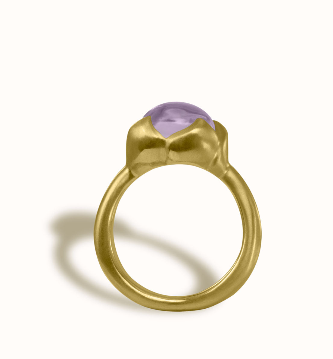 Une bague de créateur en bronze et pierre bleue, rose ou violette. Un bijou unique inspiré d’un bouton de fleur de lotus. Les bijoux Histoire Botanique sont fabriqués par un artisan français.