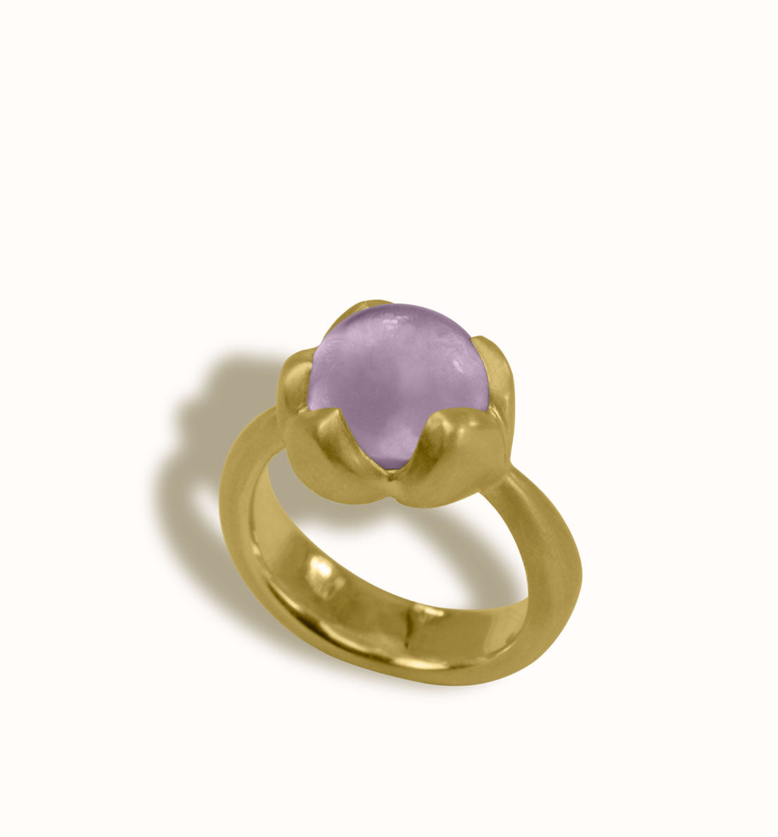 Une bague de créateur en bronze et pierre bleue, rose ou violette. Un bijou unique inspiré d’un bouton de fleur de lotus. Les bijoux Histoire Botanique sont fabriqués par un artisan français.