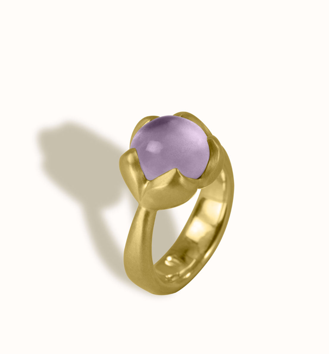 Une bague de créateur en bronze et pierre bleue, rose ou violette. Un bijou unique inspiré d’un bouton de fleur de lotus. Les bijoux Histoire Botanique sont fabriqués par un artisan français.