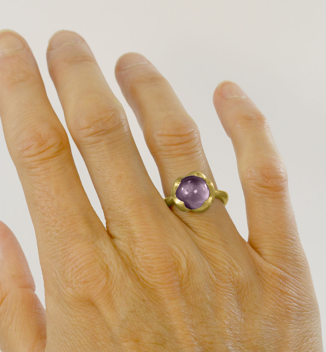 Une bague de créateur en bronze et pierre bleue, rose ou violette. Un bijou unique inspiré d’un bouton de fleur de lotus. Les bijoux Histoire Botanique sont fabriqués par un artisan français.