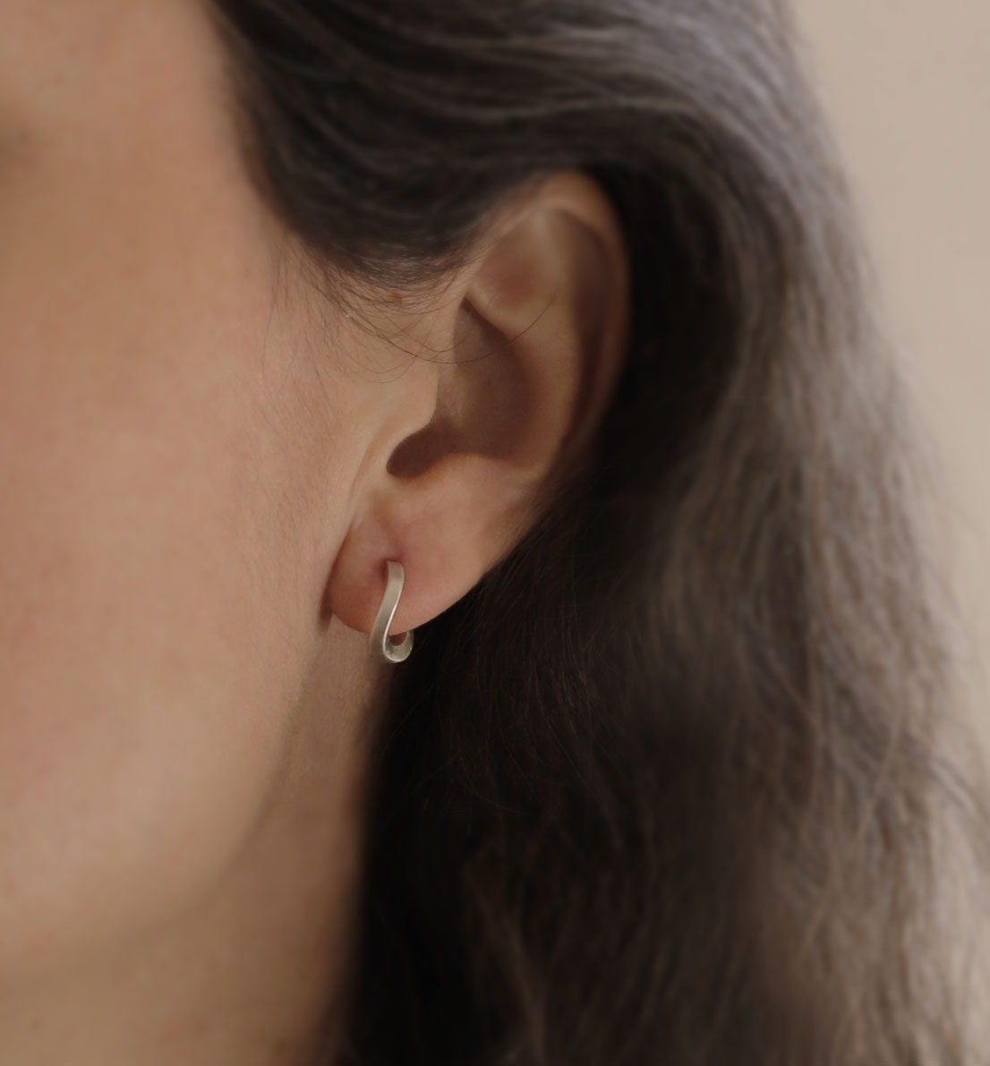 Un bijou unique de créateur. Des boucles d’oreilles en argent massif, des petites créoles inspirées du symbole de l’infini. Les bijoux Histoire Botanique sont fabriqués par un artisan français.
