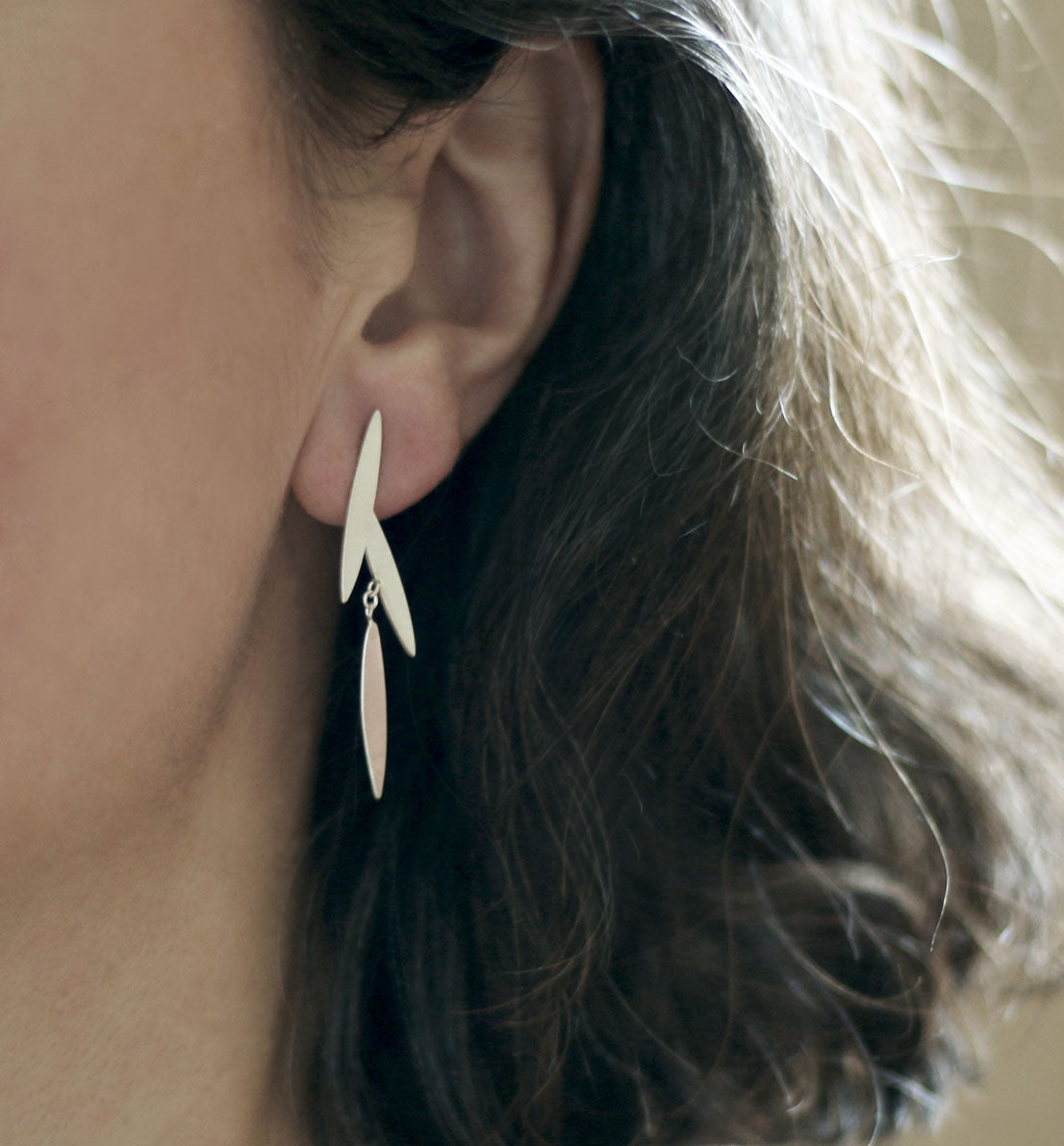 Un bijou unique de créateur. Des boucles d’oreilles pendantes en argent massif, grandes feuilles inspirées des graines de graminée. Les bijoux Histoire Botanique sont fabriqués par un artisan français.