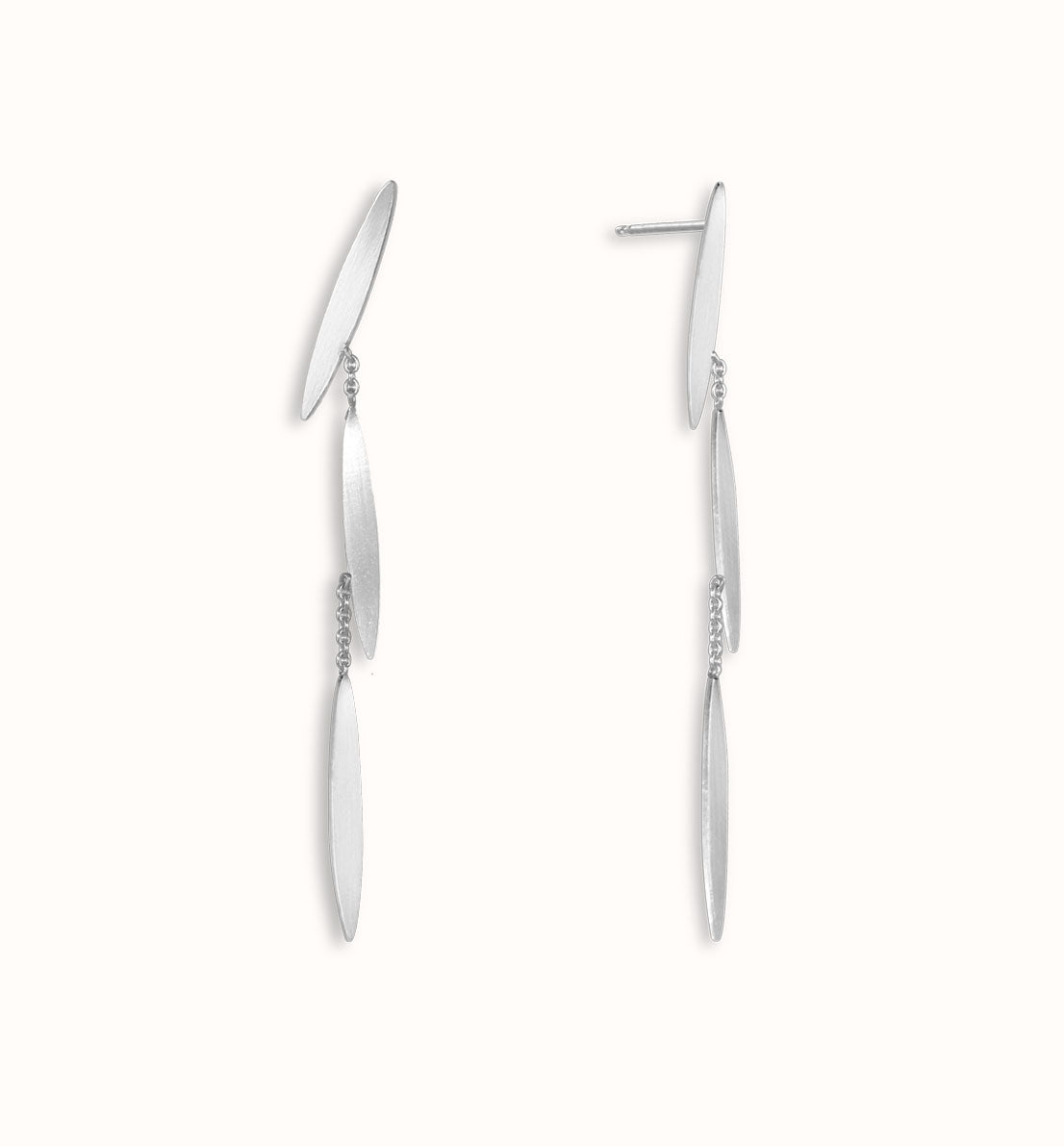 Un bijou unique de créateur. Des boucles d’oreilles pendantes en argent massif, grandes feuilles inspirées des graines de graminée. Les bijoux Histoire Botanique sont fabriqués par un artisan français.