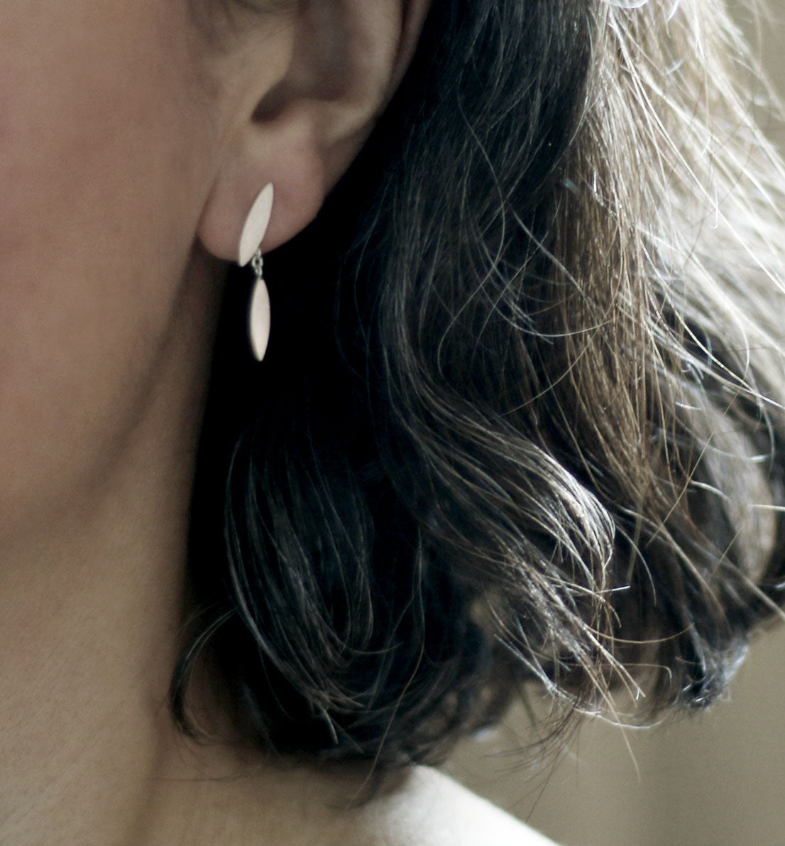 Un bijou unique de créateur. Des boucles d’oreilles pendantes en argent massif, petites feuilles inspirées des graines de graminée. Les bijoux Histoire Botanique sont fabriqués par un artisan français.