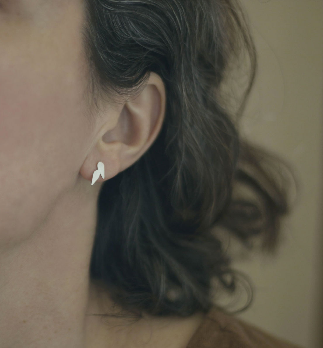 Un bijou unique de créateur. Des boucles d’oreilles en argent massif, des puces petite feuilles inspirées des graines de graminée. Les bijoux Histoire Botanique sont fabriqués par un artisan français.