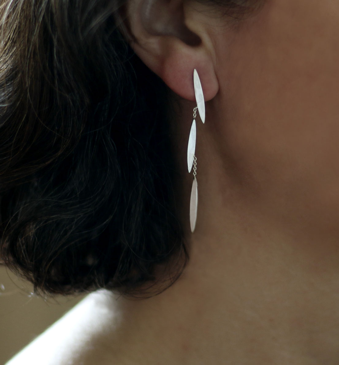 Un bijou unique de créateur. Des boucles d’oreilles pendantes en argent massif, grandes feuilles inspirées des graines de graminée. Les bijoux Histoire Botanique sont fabriqués par un artisan français.