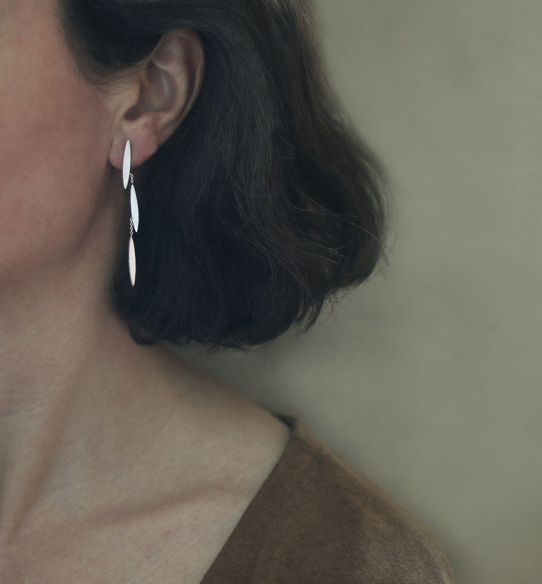 Un bijou unique de créateur. Des boucles d’oreilles pendantes en argent massif, grandes feuilles inspirées des graines de graminée. Les bijoux Histoire Botanique sont fabriqués par un artisan français.