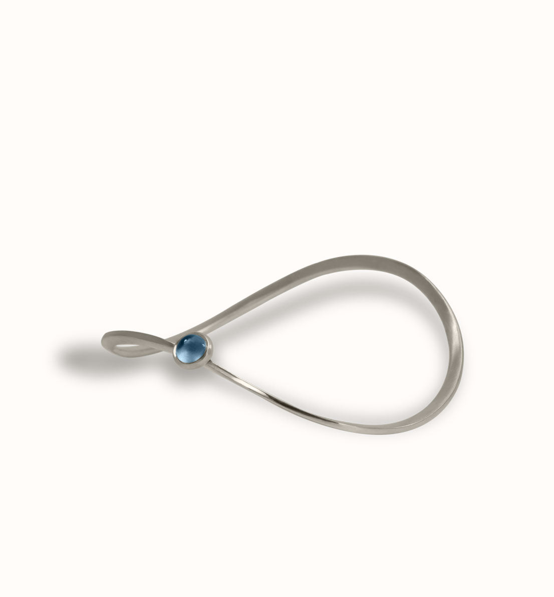 Un bijou unique de créateur. Un bracelet jonc en argent massif serti d’une pierre bleue, rose ou violette inspiré du symbole de l’infini. Les bijoux Histoire Botanique sont fabriqués par un artisan français.