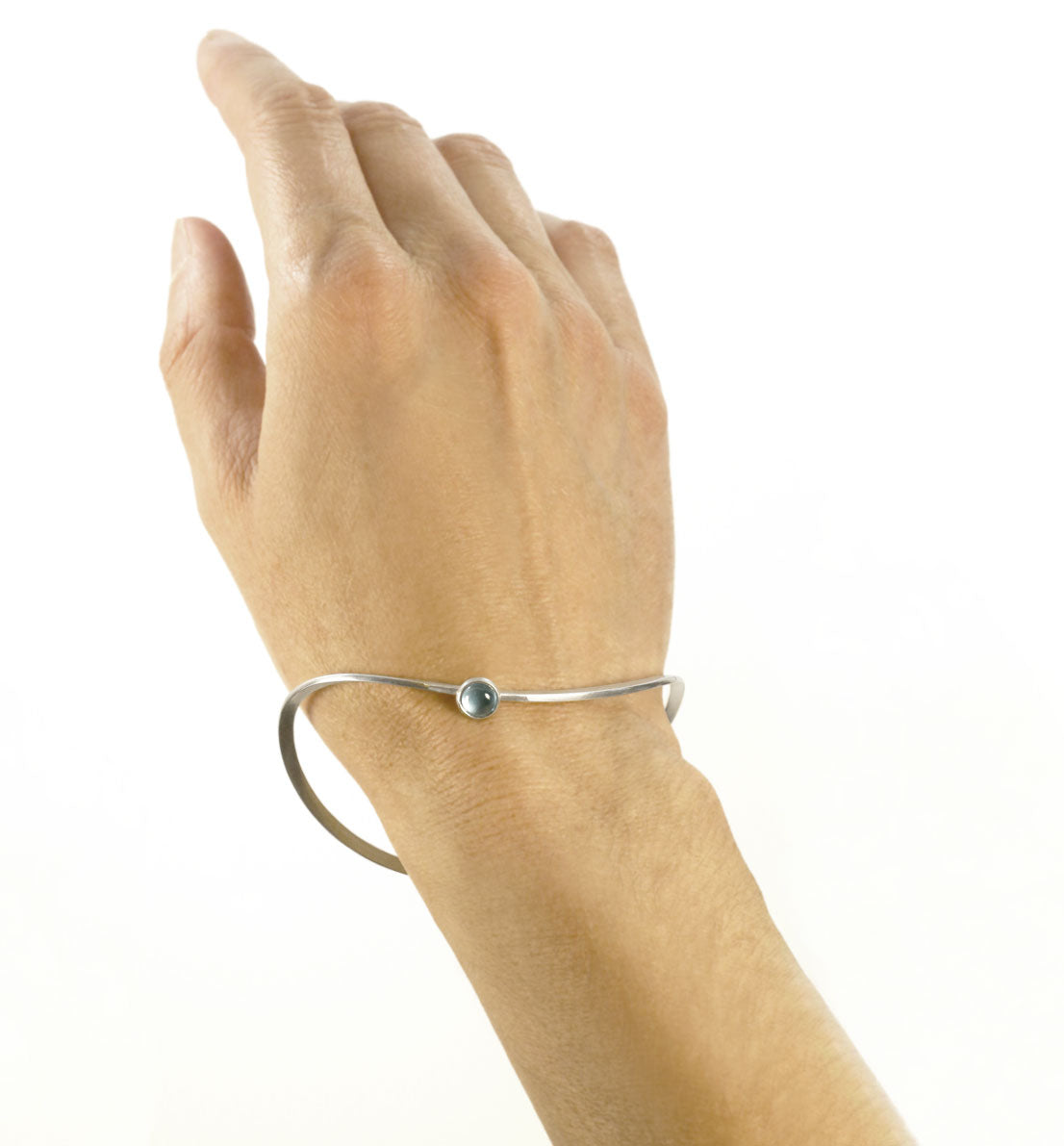 Un bijou unique de créateur. Un bracelet jonc en argent massif serti d’une pierre bleue, rose ou violette inspiré du symbole de l’infini. Les bijoux Histoire Botanique sont fabriqués par un artisan français.