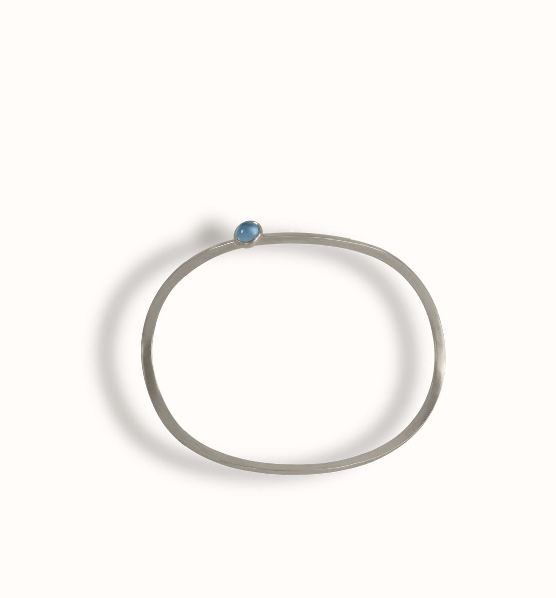 Un bijou unique de créateur. Un bracelet jonc en argent massif serti d’une pierre bleue, rose ou violette inspiré du symbole de l’infini. Les bijoux Histoire Botanique sont fabriqués par un artisan français.