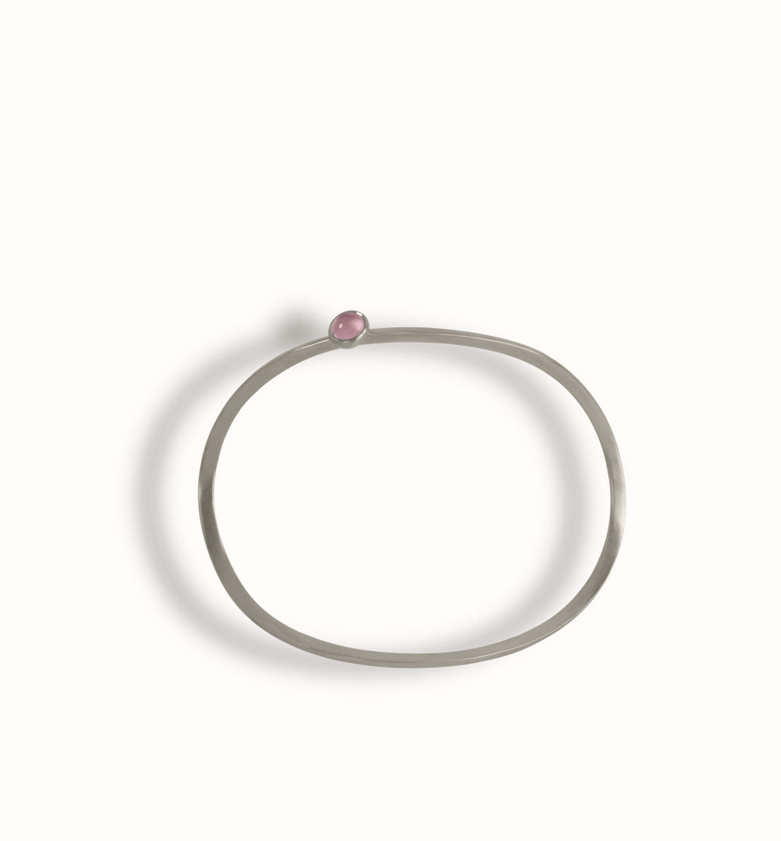 Un bijou unique de créateur. Un bracelet jonc en argent massif serti d’une pierre bleue, rose ou violette inspiré du symbole de l’infini. Les bijoux Histoire Botanique sont fabriqués par un artisan français.