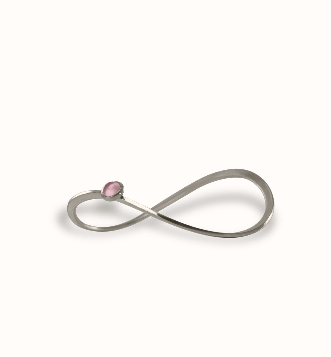 Un bijou unique de créateur. Un bracelet jonc en argent massif serti d’une pierre bleue, rose ou violette inspiré du symbole de l’infini. Les bijoux Histoire Botanique sont fabriqués par un artisan français.