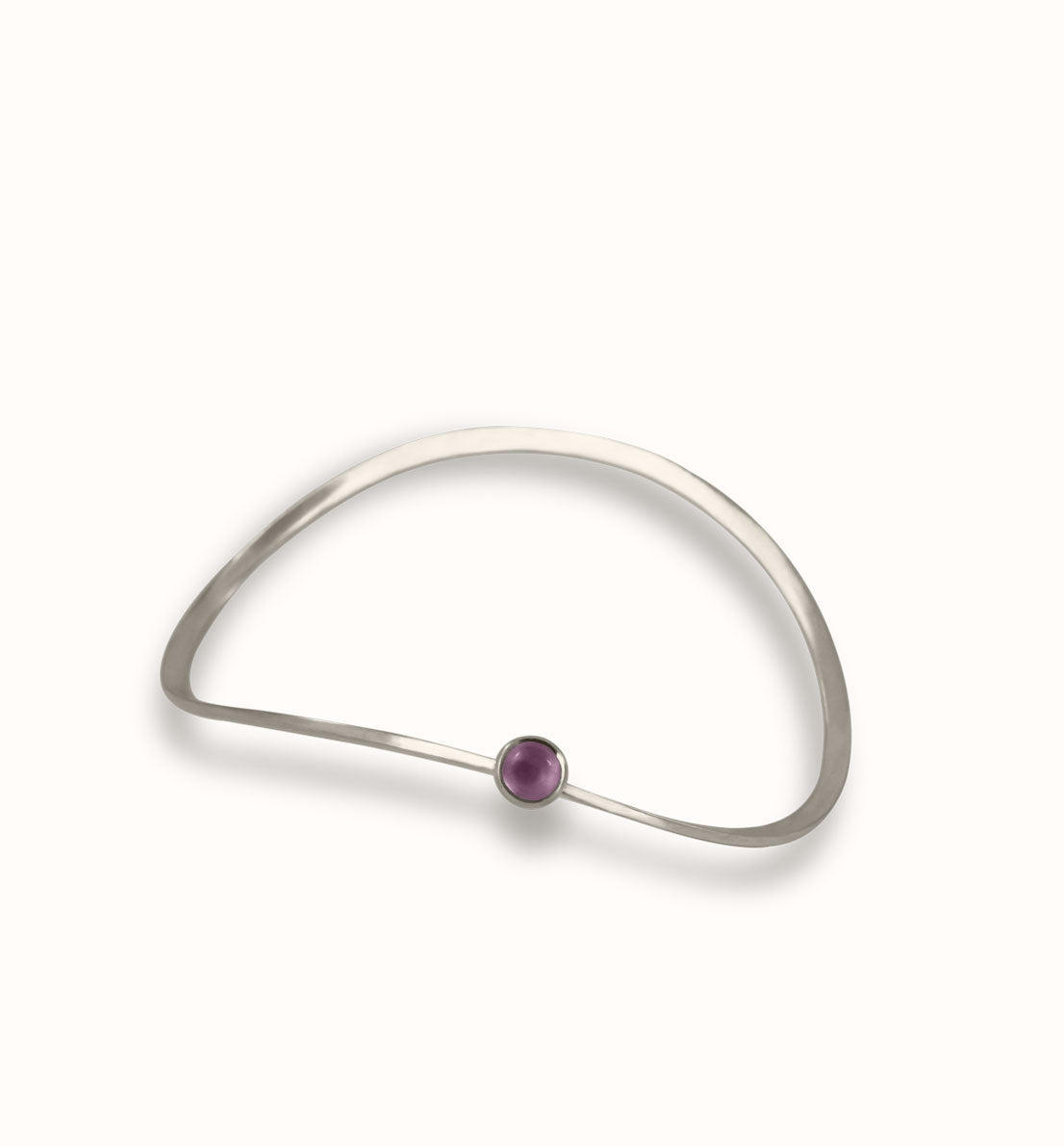 Un bijou unique de créateur. Un bracelet jonc en argent massif serti d’une pierre bleue, rose ou violette inspiré du symbole de l’infini. Les bijoux Histoire Botanique sont fabriqués par un artisan français.