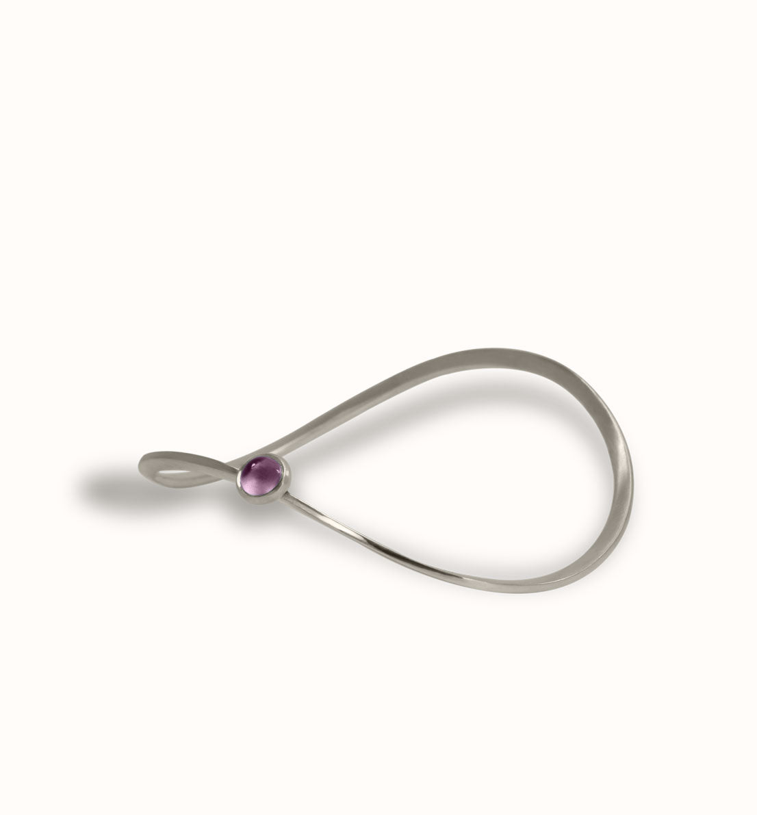 Un bijou unique de créateur. Un bracelet jonc en argent massif serti d’une pierre bleue, rose ou violette inspiré du symbole de l’infini. Les bijoux Histoire Botanique sont fabriqués par un artisan français.