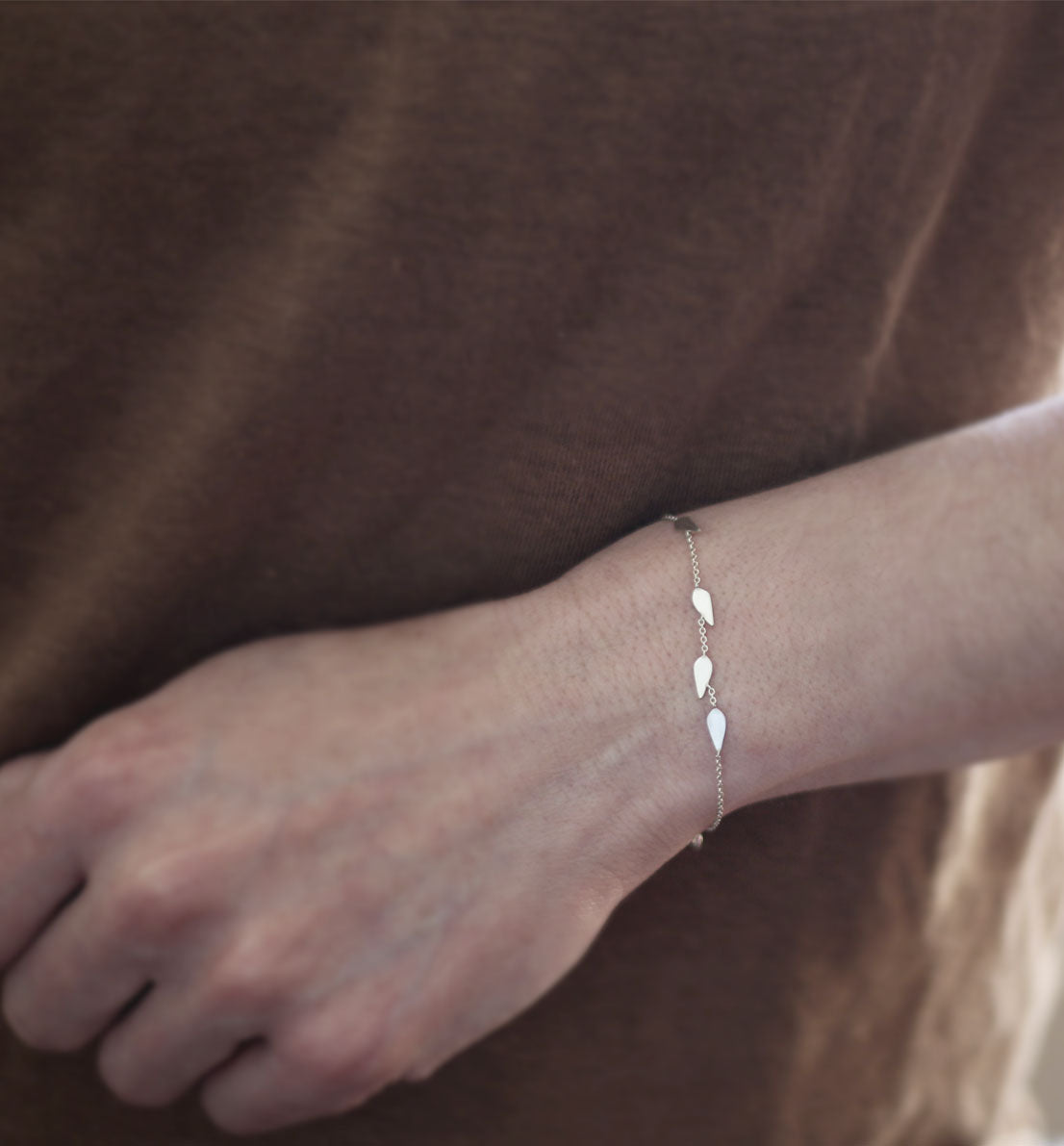 Un bijou unique de créateur. Un bracelet fin en argent massif avec des motifs de feuille, inspiré des graines de graminée. Les bijoux Histoire Botanique sont fabriqués par un artisan français.