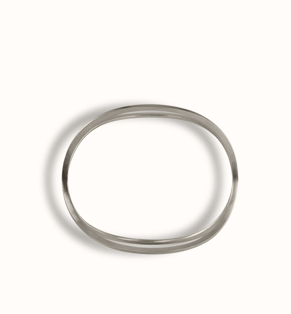 Un bijou unique de créateur. Un bracelet manchette en argent massif inspiré du symbole de l’infini. Les bijoux Histoire Botanique sont fabriqués par un artisan français.