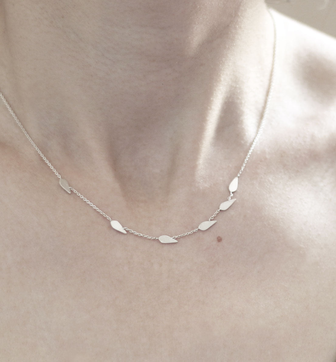 Un bijou unique de créateur. Un collier en argent massif avec des motifs de feuille sur une chaine, inspiré des graines de graminée. Les bijoux Histoire Botanique sont fabriqués par un artisan français.
