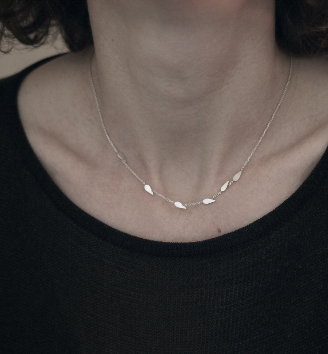 Un bijou unique de créateur. Un collier en argent massif avec des motifs de feuille sur une chaine, inspiré des graines de graminée. Les bijoux Histoire Botanique sont fabriqués par un artisan français.