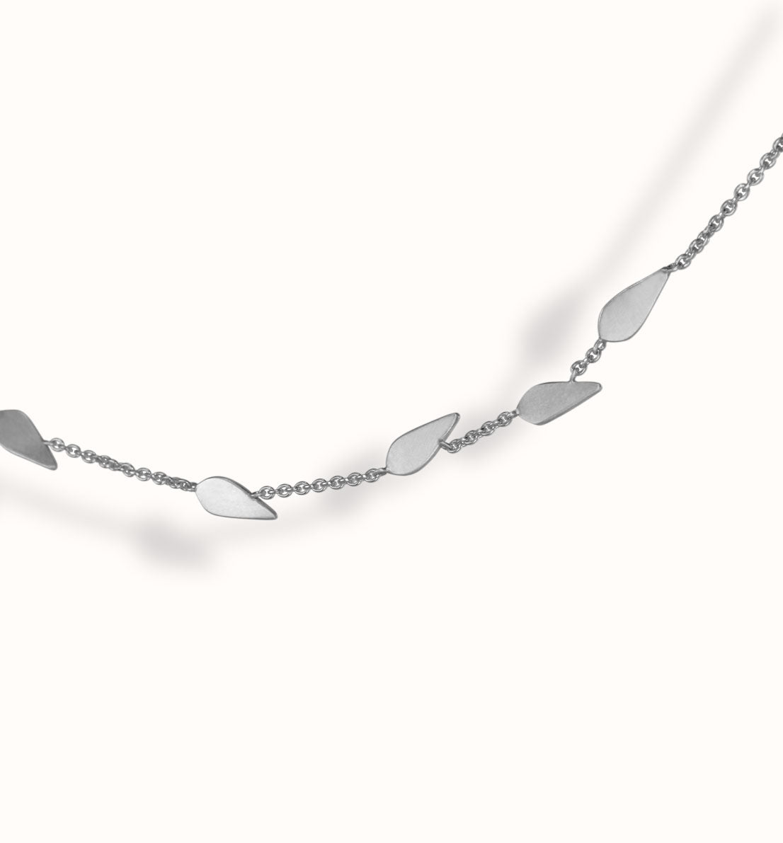 Un bijou unique de créateur. Un collier en argent massif avec des motifs de feuille sur une chaine, inspiré des graines de graminée. Les bijoux Histoire Botanique sont fabriqués par un artisan français.