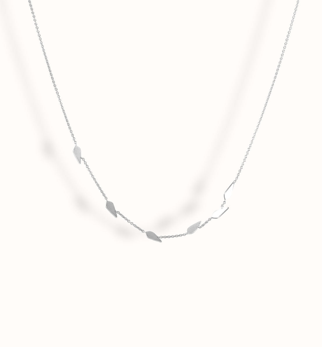 Un bijou unique de créateur. Un collier en argent massif avec des motifs de feuille sur une chaine, inspiré des graines de graminée. Les bijoux Histoire Botanique sont fabriqués par un artisan français.
