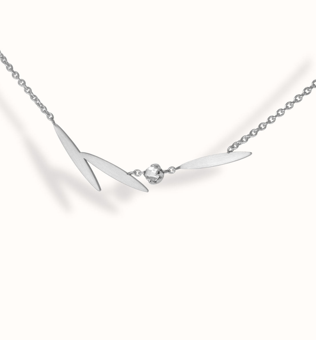 Un bijou unique de créateur. Un collier en argent massif et zircon avec des motifs de feuille sur une chaine, inspiré des graines de graminée. Les bijoux Histoire Botanique sont fabriqués par un artisan français.