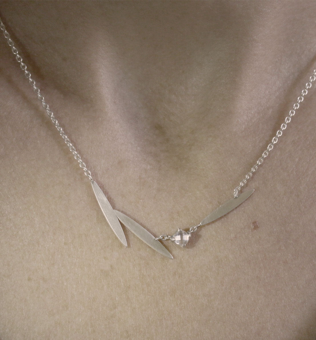 Un bijou unique de créateur. Un collier en argent massif et zircon avec des motifs de feuille sur une chaine, inspiré des graines de graminée. Les bijoux Histoire Botanique sont fabriqués par un artisan français.